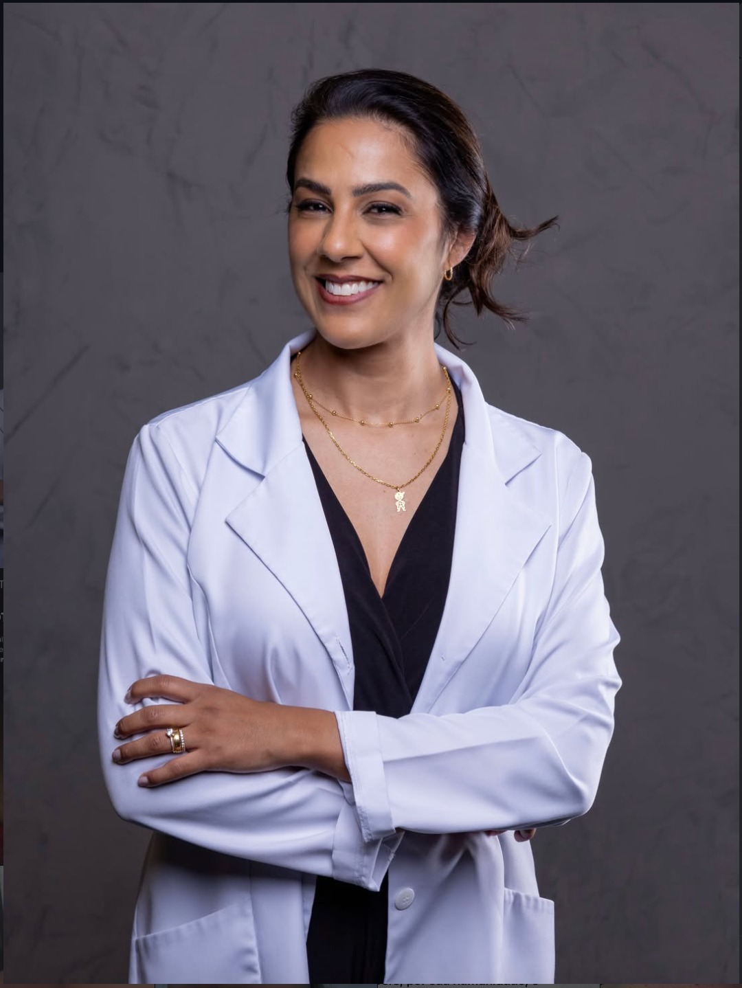 Fernanda Cardoso, fisioterapeuta, de jaleco branco