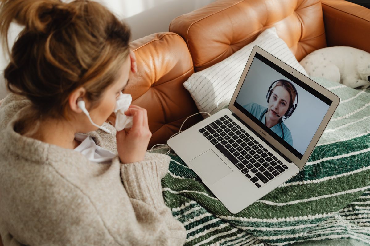 Paciente em acompanhamento profissional por videochamada