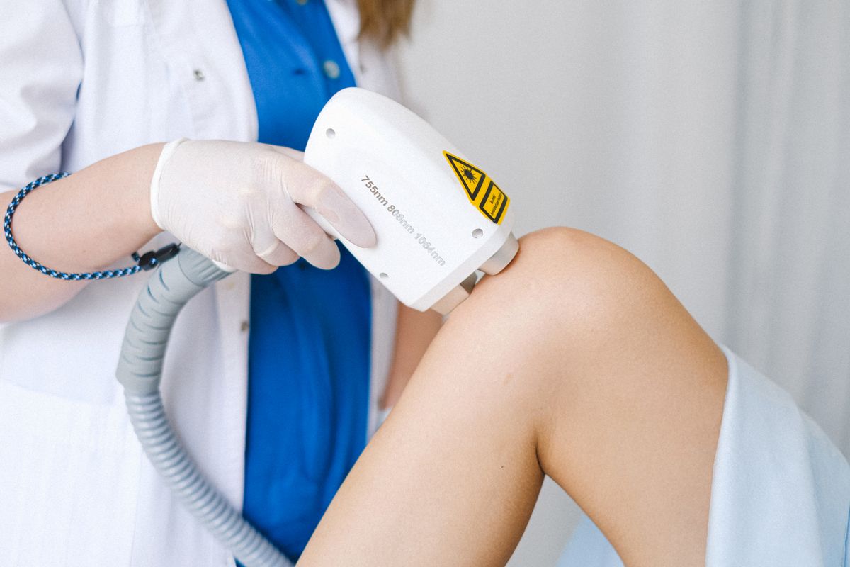 Aplicação de laser terapêutico em ambiente clínico