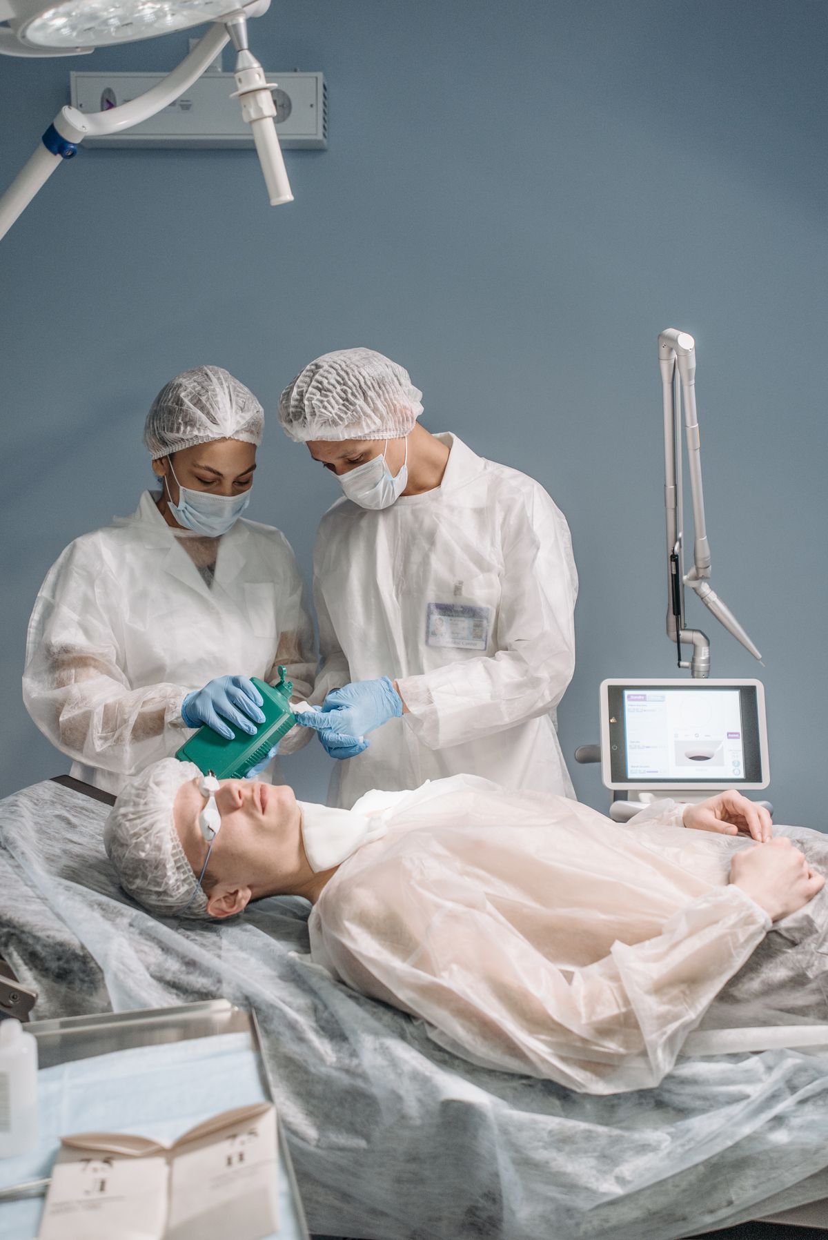 Equipe preparando paciente para procedimento clínico